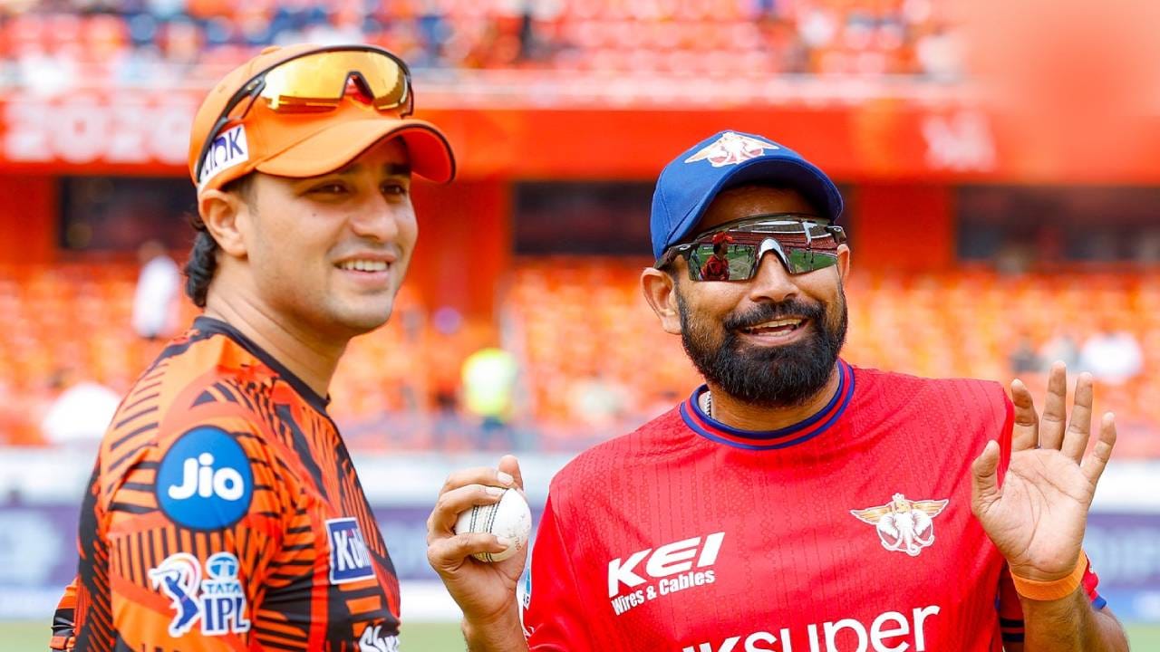 मोहम्मद शमीने पहिल्या षटकापासूनच सनरायझर्स हैदराबाद संघावर दबाव टाकला. पहिलं षटक टाकताना समोर ट्रेव्हिस हेड होता. त्याला पहिले तीन चेंडू निर्धाव टाकले. त्यानंतर चौथ्या चेंडूवर त्याने धाव घेत अभिषेक शर्माला स्ट्राईक दिली. त्याने पाचवा चेंडू निर्धाव घालवला आणि सहाव्या चेंडूवर त्याची विकेट मिळाली. या षटकात फक्त 1 धाव दिली. (Photo: Sunrisers Hydrabad Twitter)