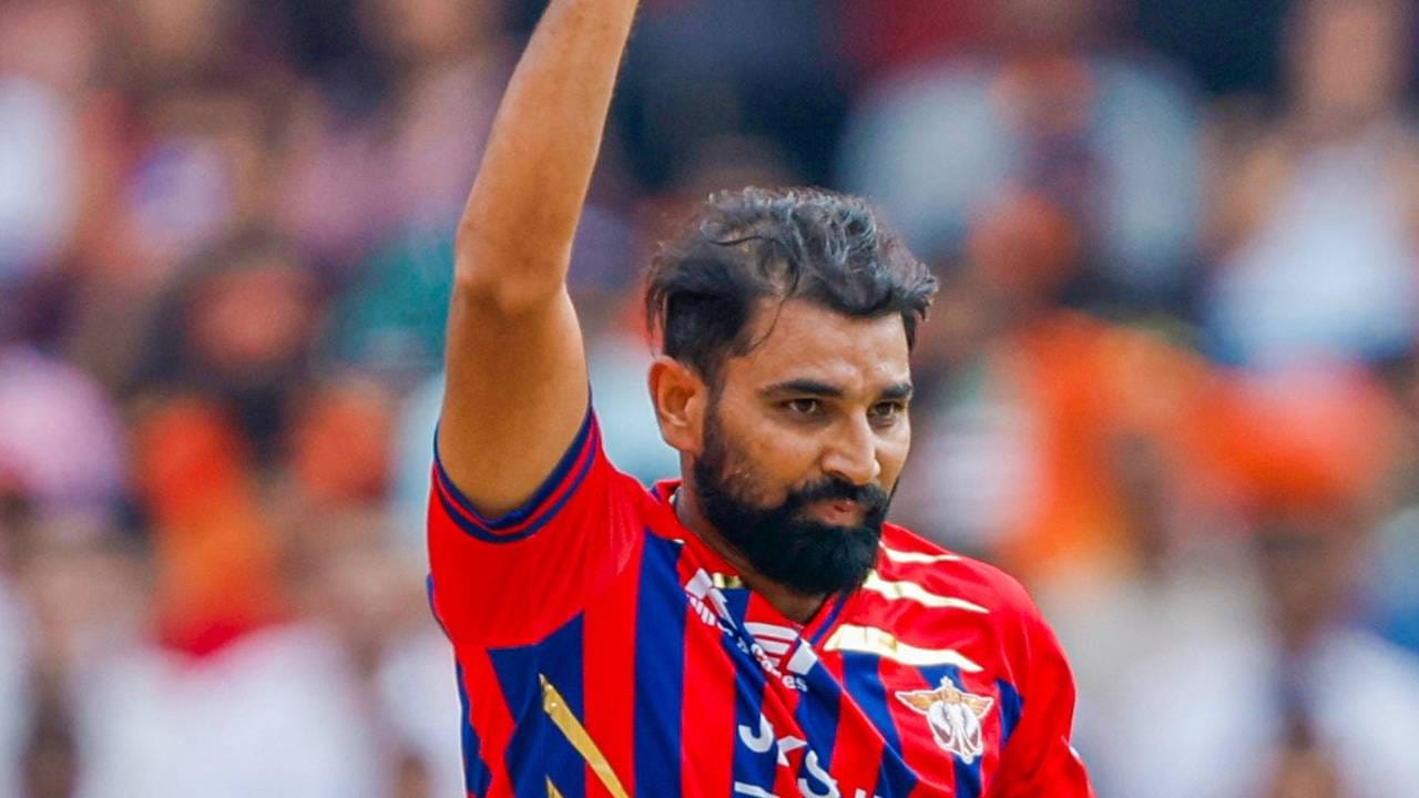 संघाचं नववं षटक पुन्हा एकदा मोहम्मद शमीकडे सोपवलं. या षटकात चार चेंडू निर्धाव टाकले. तर दोन चेंडूवर प्रत्येकी एक धाव आली. या षटकात फक्त दोन धावा दिल्या. अशा पद्धतीने 4 षटकात मोहम्मद शमीने 2 विकेट काढत 9 धावा दिल्या. त्याचा इकोनॉमी रेट हा 2.20 चा होता. त्यामुळे टीम इंडियात पुनरागमन करू शकतो असा दावा क्रीडाप्रेमींनी केला. तसेच निवड समिती अध्यक्ष अजित आगरकर यांना ट्रोलही केलं. (Photo: Sunrisers Hydrabad Twitter)