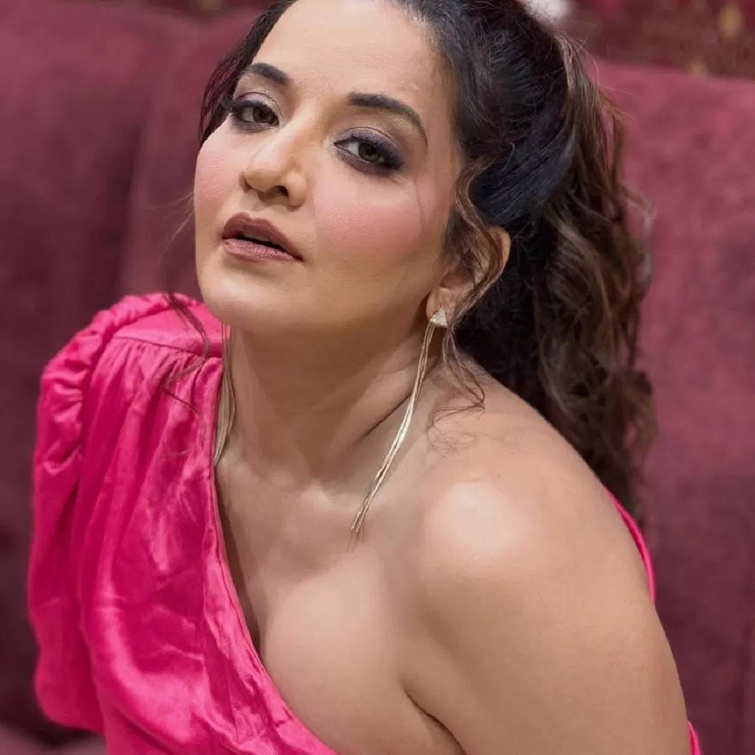 मोनालिसा भोजपुरी इंडस्ट्रीतील टॉप एक्ट्रेस आहे. मोनालिसा सोशल मीडियावर सुद्धा खूप एक्टिव आहे. सूत्रांच्या माहितीनुसार मोनालिसा एका फिल्मसाठी 15 लाख ते 20 लाख रुपये घेते. तिची नेट वर्थ 20 ते 40 कोटी रुपयादरम्यान आहे. 