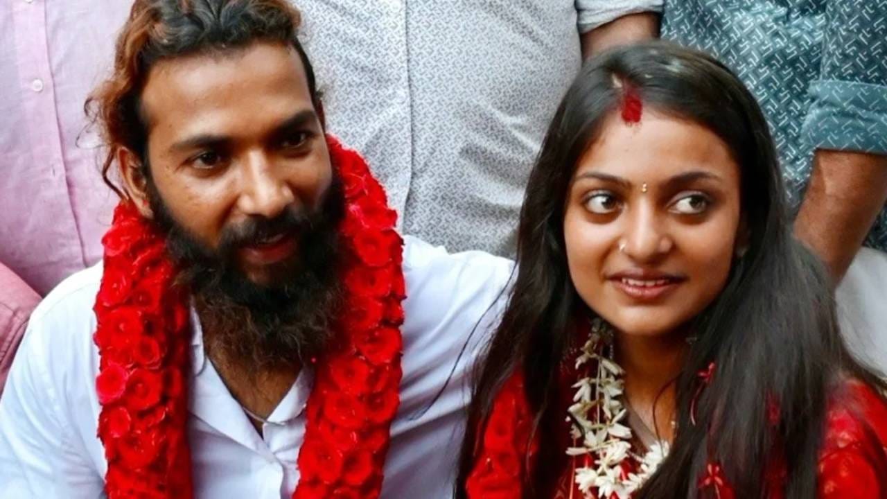 या प्रकरणी माहेश्वर पोलिसांनी फरमान खानवर POCSO कायदा अनुसूचित जाती-जमाती (अत्याचार प्रतिबंधक) कायदा आणि अपहरण (कलम १३७(२)) अंतर्गत गुन्हा दाखल केला आहे. मोनालिसाच्या कुटुंबीयांनी सुरुवातीपासून या नात्याला विरोध केला होता आणि ती अल्पवयीन असल्याचा दावा केला होता. मात्र केरळ पोलिसांनी प्राथमिक तपासात तिला १८ वर्षांची असल्याचे सांगितल्याने लग्नाला परवानगी मिळाली होती.