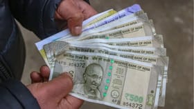 पैसे बाजूला ठेवताना 'या' चुका कधीच करु नका.