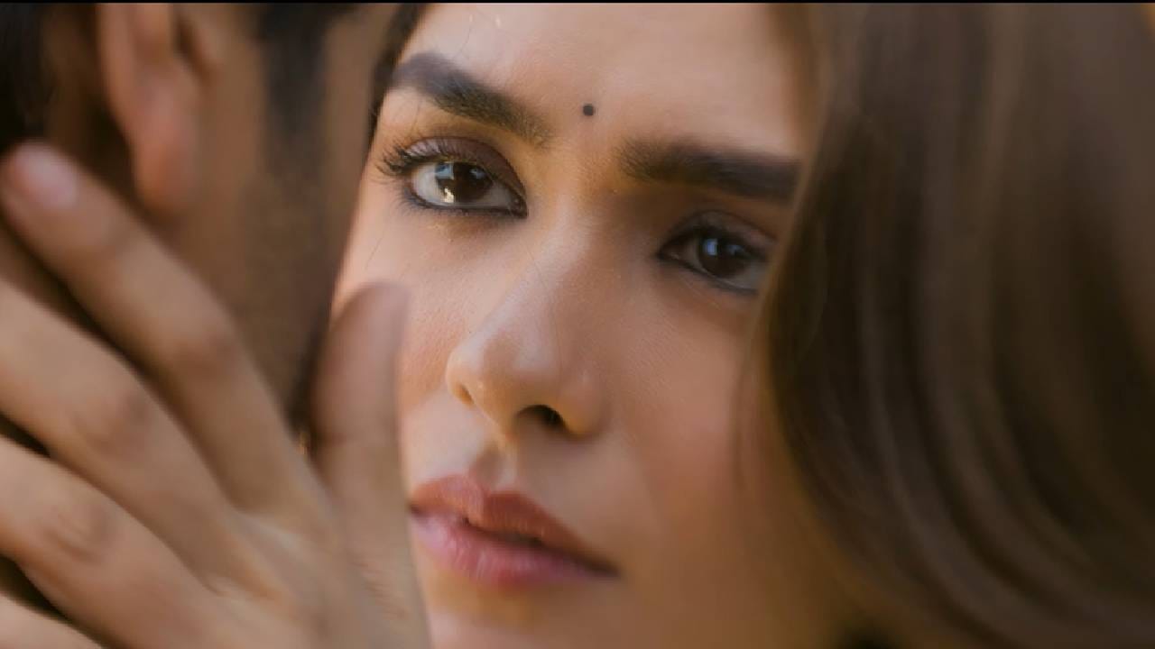 ही मराठी अभिनेत्री दुसरी-तिसरी कोणी नसून मृणाल ठाकूर आहे. अदिवी सेष आणि मृणाल ठाकूर यांच्या मुख्य भूमिका असलेला 'डकैत' हा चित्रपट नुकताच थिएटरमध्ये प्रदर्शित झाला आहे. प्रेक्षक-समिक्षकांकडून या चित्रपटाला उत्तम प्रतिसाद मिळतोय.