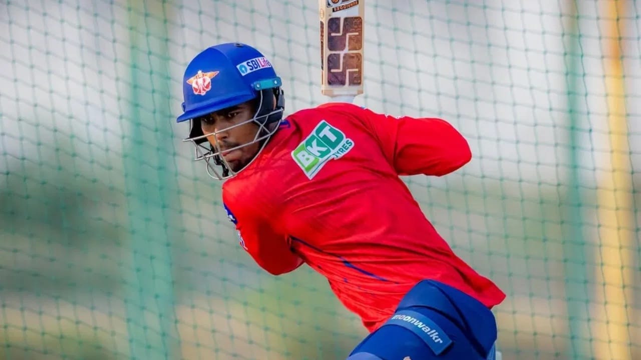 लखनौ सुपर जायंट्सने आयपीएल स्पर्धेतील 19 व्या हंगामातील आपल्या पहिल्या समान्यात 21 वर्षीय अनकॅप्ड मुकुल चौधरी याला संधी दिली आहे. लखनौने मुकुलसाठी कोटी रुपये खर्चून आपल्या ताफ्यात घेतलं आहे.  (Photo Credit : Instagram /Mukul Choudhary)