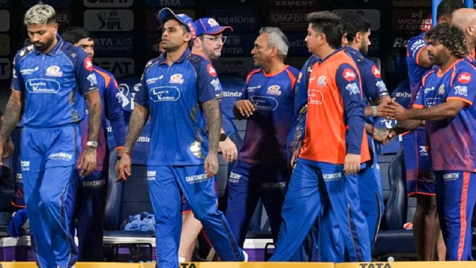 मुंबईसाठी वेगळा नियम का? CSK विरुद्ध MI कडून खेळले 13 प्लेयर