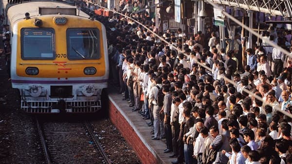 मुंबई : लोकलसेवा कोलमडली, कसाऱ्याला जाणारी ट्रेन कल्याणमध्येच थांबली, प्रवासी संतापले