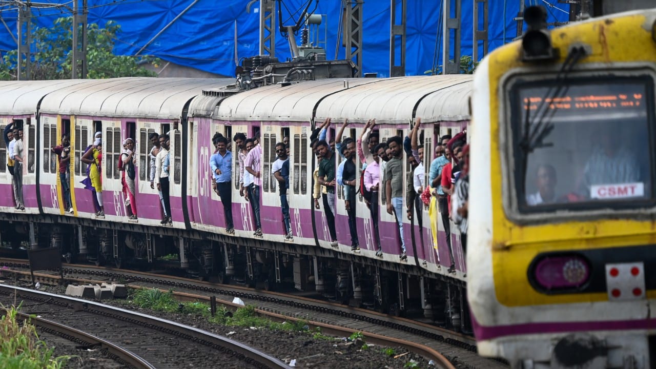 प्लेटफॉर्म क्रमांक १ वर अप मार्गाने जाणारी लोकल येत आहे, डाउन मार्गावरील लोकल उशिराने धावत आहे, अशा अनेक घोषणा आपण रेल्वे प्लॅटफॉर्मवर ऐकतो. मात्र अनेक सामान्य प्रवाशांना अप आणि डाउन या शब्दांचा नेमका अर्थ काय हेच माहिती नसते.