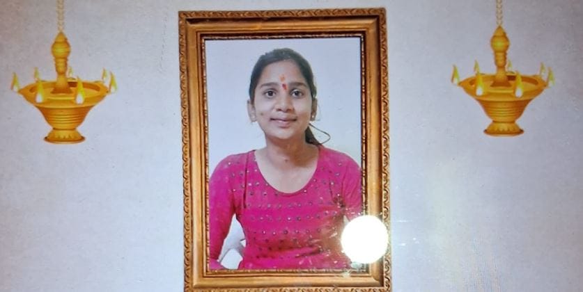 मिळालेल्या माहितीनुसार नाशिक जिल्ह्यातील इगतपुरी तालुक्यात ही घटना घडली आहे. येथे प्रतीक्षा शिवाजी सुरुडे (वय 20) ही तरुणी गेल्या काही दिवसांपासून पोलीस भरतीची तयारी करत होते. तिने यावेळी पोलीस भरतीची परीक्षाही दिली होती.