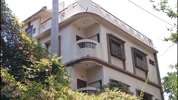 राज्याची उपराजधानी असलेल्या नागपूर शहरात आज सकाळच्या सुमारास एक थरारक घटना समोर आली. नागपूर शहरातील वर्दळीचा भाग असलेल्या गणेश पेठ येथील डोसर भवन परिसरातील एका निवासस्थानात जिलेटिनच्या काड्या आणि जिवंत डेटोनेटर सापडले आहेत. त्यामुळे संपूर्ण पोलीस प्रशासन हादरून गेले आहे. विशेष म्हणजे ही स्फोटके जी.एस. कॉलेजचे माजी संचालक उज्ज्वल लांजेवार यांच्या घराच्या अंगणात आढळून आली आहेत.