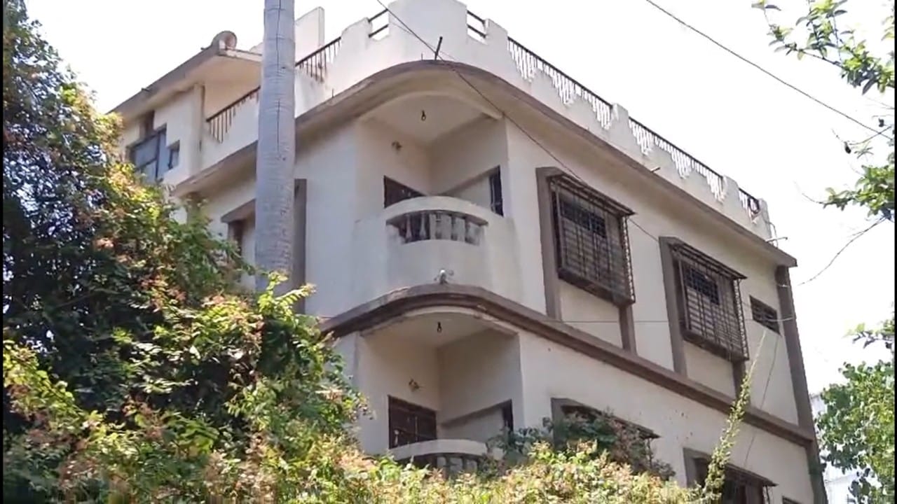 राज्याची उपराजधानी असलेल्या नागपूर शहरात आज सकाळच्या सुमारास एक थरारक घटना समोर आली. नागपूर शहरातील वर्दळीचा भाग असलेल्या गणेश पेठ येथील डोसर भवन परिसरातील एका निवासस्थानात जिलेटिनच्या काड्या आणि जिवंत डेटोनेटर सापडले आहेत. त्यामुळे संपूर्ण पोलीस प्रशासन हादरून गेले आहे. विशेष म्हणजे ही स्फोटके जी.एस. कॉलेजचे माजी संचालक उज्ज्वल लांजेवार यांच्या घराच्या अंगणात आढळून आली आहेत.