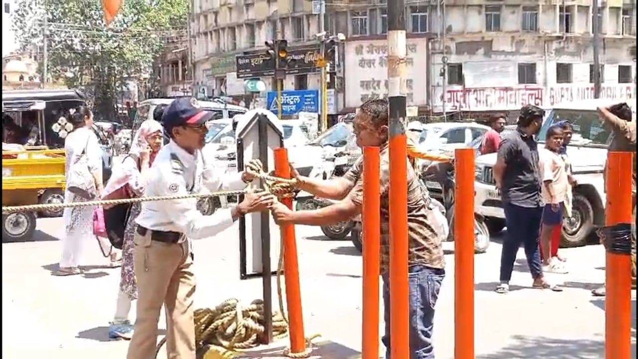 हे साहित्य कोठून आले आणि ते तिथे कोणी ठेवले, याचे मूळ शोधणे आमचे प्राधान्य आहे," असे आयुक्तांनी प्रसारमाध्यमांशी बोलताना स्पष्ट केले. तसेच पोलिसांनी परिसरातील सर्व व्यावसायिक प्रतिष्ठाने आणि घराबाहेरील सीसीटीव्ही कॅमेऱ्यांचे फुटेज ताब्यात घेतले आहे. मध्यरात्री किंवा पहाटेच्या सुमारास कोणी ही बॅग तिथे फेकली का, याचा शोध घेतला जात आहे.