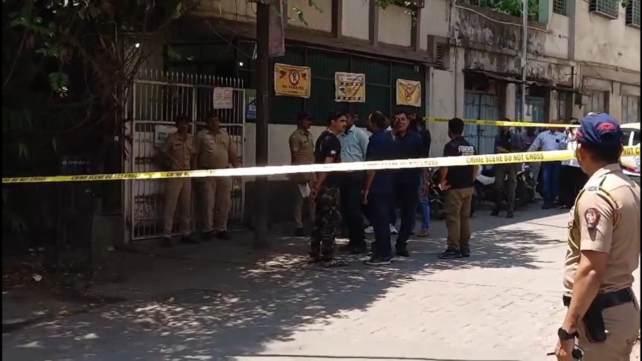 या घटनेचे गांभीर्य लक्षात घेऊन गणेश पेठ पोलिसांनी अवघ्या काही मिनिटांत घटनास्थळ गाठले. त्यानंतर संपूर्ण परिसर सील केला. यावेळी बॉम्ब शोधक व नाशक पथकाने (BDDS) केलेल्या प्राथमिक तपासणीत १५ नग जिलेटिन कांड्या, ५८ नग डेटोनेटर आणि ८ नग कनेक्टर आढळून आले आहेत.