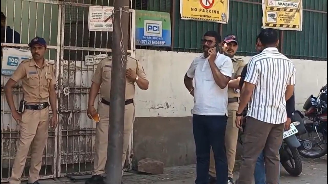 आज सकाळी लांजेवार कुटुंबातील सदस्य अंगणात आले असता, त्यांना एक बेवारस बॅग पडलेली दिसली. संशय आल्याने त्यांनी ती उघडून पाहिली असता त्यात स्फोटकांसारखे साहित्य दिसले. त्यांनी विलंब न लावता तातडीने नियंत्रण कक्षाला याची माहिती दिली.