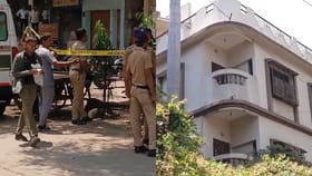 घरातच राहा! पोलिसांना सापडली जिवंत स्फोटकांची बॅग, हाय अलर्ट जारी.