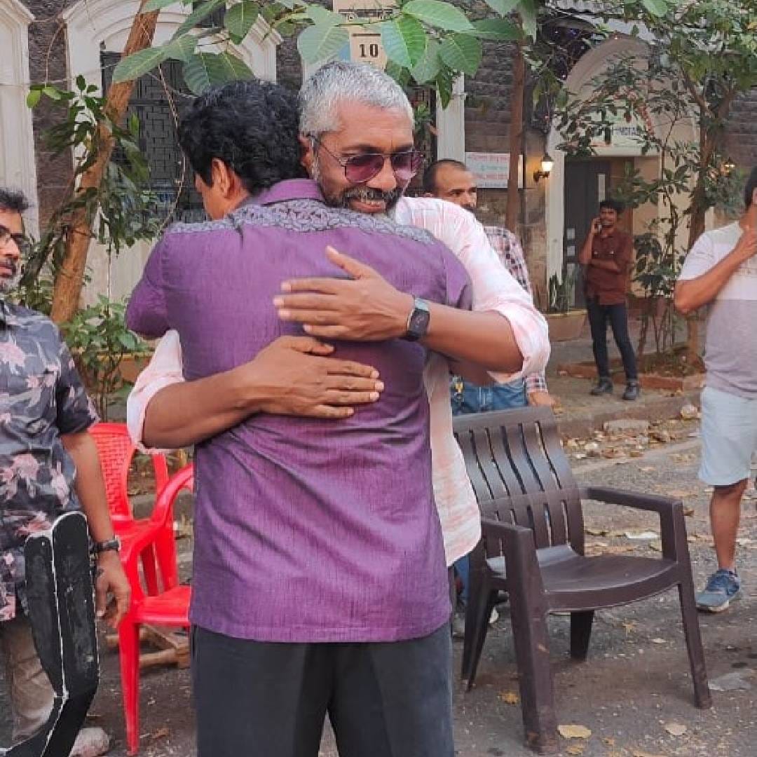 'नागराज मंजुळे भावा.. तुझ्याबरोबर काम करण्याची इच्छा प्रत्येक नटाची असते. आज 'मटका किंग'च्या निमित्ताने माझी ती इच्छा पूर्ण झाली. माझ्या आयुष्यातली पहिली वेब सीरिज ती ही तुझ्या दिग्दर्शनाखाली..'दगडू विचारे' नावाचं पात्र तू मला साकारायला दिलंस, माझ्यावर विश्वास टाकलास..,' अशा शब्दांत सिद्धार्थ व्यक्त झाला. 
