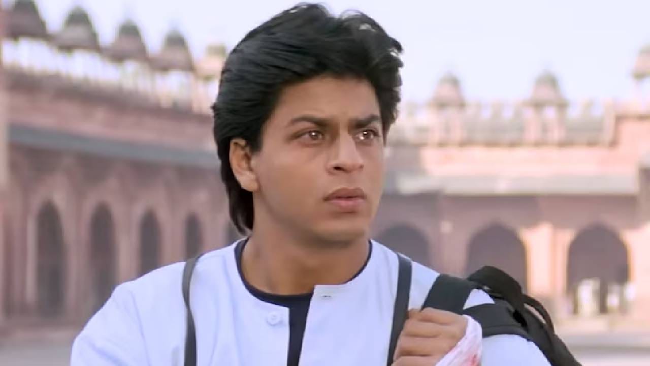 हो, आपण बरोबर ओळखले! आम्ही बोलत आहोत १९९७ साली आलेल्या फिल्म ‘परदेस’च्या प्रसिद्ध रोमँटिक-सॅड गाण्याबद्दल ‘नहीं होना था.’ फिल्ममध्ये हे गाणे त्या क्षणी येते जेव्हा प्रेम आणि जबाबदारी एकमेकांशी टक्कर देतात. हे गाणे सूफी आणि कव्वाली शैलीत बनवले गेले आहे. गाण्याचे शूटिंग उत्तर प्रदेशातील फतेहपूर सीकरी येथील प्रसिद्ध बुलंद दरवाजा येथे झाले होते. आजही यूट्यूबवर या गाण्याचे अनेक ऑफिशियल आणि री-अपलोडेड व्हर्जन उपलब्ध आहेत आणि ते खूप ऐकले जातात. Tips Official या चॅनेलवर या गाण्याला ९.५ कोटीहून अधिक व्ह्यूज मिळाले आहेत. सोशल मीडियावरही या गाण्यावर भरपूर रील्स बनतात.