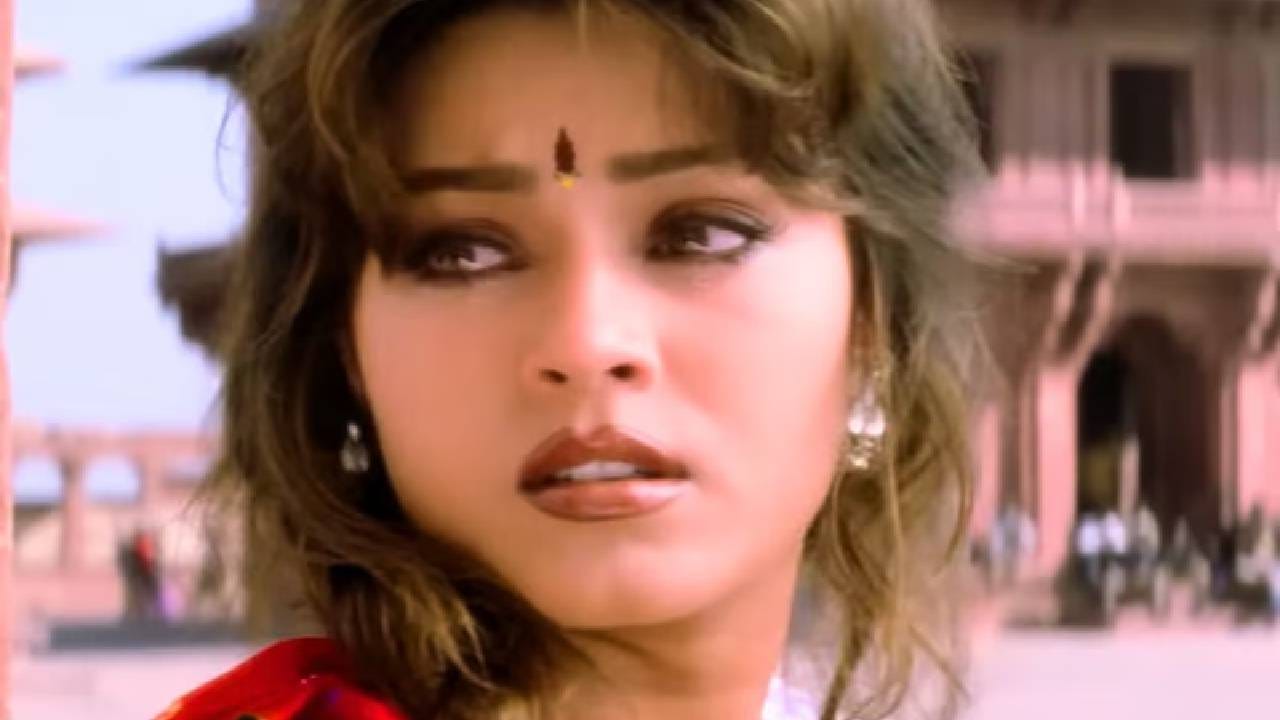 ‘परदेस’ फिल्ममध्ये एकूण ९ गाणी होती, सर्वच लोकप्रिय झाली. पण ‘नहीं होना था’ हे गाणे मात्र आपल्या संगीत आणि बोलांमुळे कायमचे अमर झाले आहे. आजही हे गाणे ऐकले की जुन्या आठवणी ताज्या होतात.