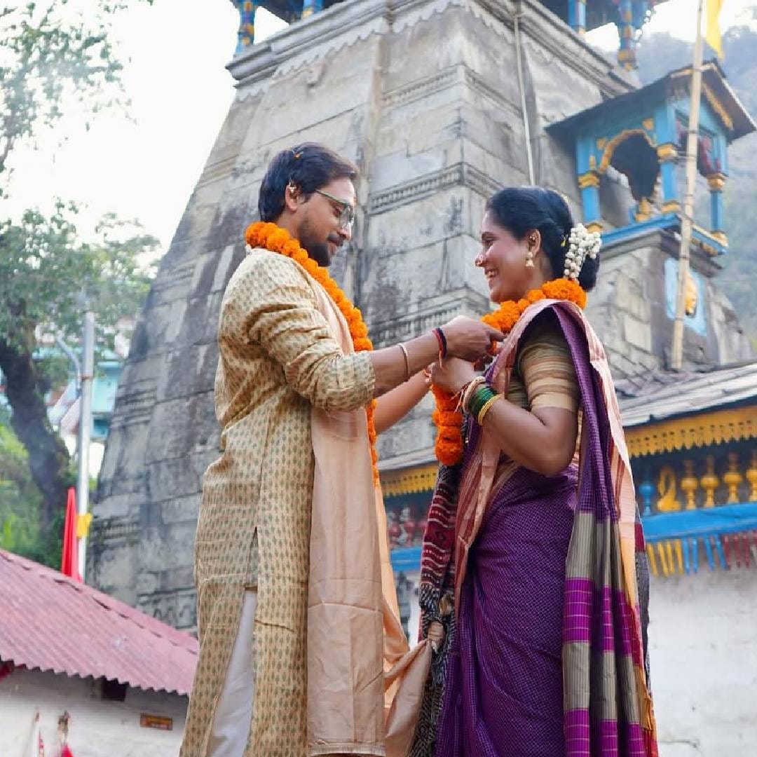 त्रियुगीनारायण मंदिरात सर्व पवित्र विधींसह विवाहबंधनात अडकणं हा एक अवर्णनीय अनुभव असल्याची भावना तिने व्यक्त केली. उत्तराखंडमधल्या रुद्रप्रयाग जिल्ह्यात त्रियुगीनारायण हे मंदिर भगवान शिव आणि माता पार्वतीच्या विवाहाचं पवित्र स्थान म्हणून ओळखलं जातं. त्रेतायुगात भगवान विष्णू यांनी याठिकाणी शिव-पार्वतीचं लग्न लावून दिलं होतं, असं म्हटलं जातं.
