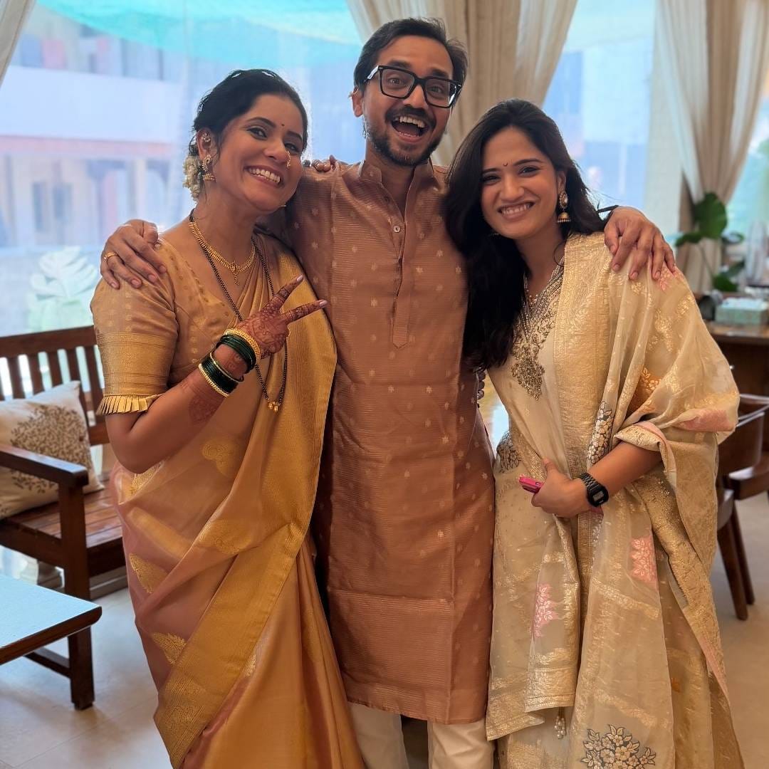 नंदिता पाटकरने नाट्य दिग्दर्शक विपुल महागांवकरशी लग्न केलं आहे. या लग्नसोहळ्याचे फोटो सध्या सोशल मीडियावर व्हायरल होत आहेत. नंदिता आणि विपुल यांच्यावर अनेकजण शुभेच्छांचा वर्षाव करत आहेत. 
