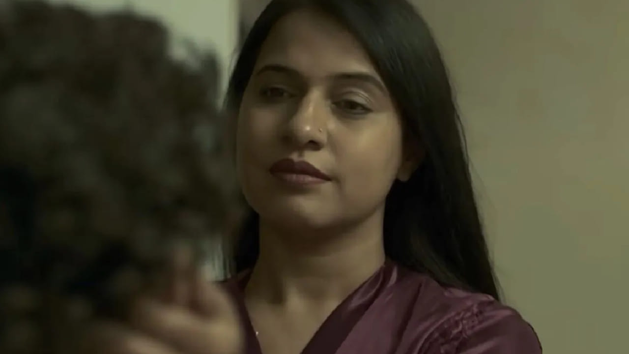 आजच्या काळात हिंदी, भोजपुरी तसेच इतर विदेशी चित्रपटसृष्टीत बोल्ड कंटेंटचा वापर प्रचंड वाढताना पाहायला मिळतो आहे. ओटीटी प्लॅटफॉर्मवर तर अशा प्रकारच्या आशयाला अधिक वाव दिला जातो आहे. मात्र, अशा चित्रपटांवर CBFC कडून अनेकदा कात्री चालवली जाते किंवा काही वेळा चित्रपटांवर बंदीही घालण्यात येते.