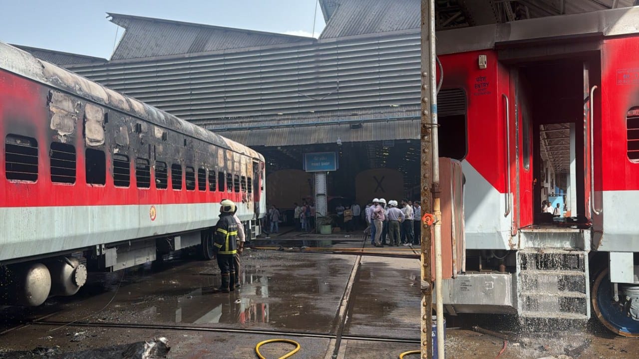 मध्ये रेल्वेच्या माटुंगा वर्कशॉपमध्ये उभ्या असलेल्या ट्रेनच्या डब्यांना आग, परिसरात घबराट
