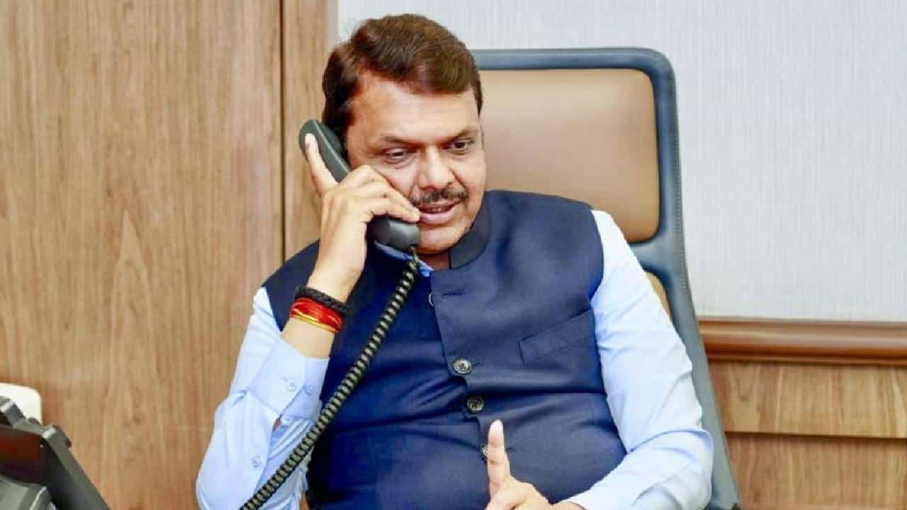 Baramati Election | बारामतीतून उमेदवारी अर्ज मागे घ्या; मुख्यमंत्री देवेंद्र फडणवीस यांचा सपकाळांना फोन Baramati Election | बारामतीतून उमेदवारी अर्ज मागे घ्या; मुख्यमंत्री देवेंद्र फडणवीस यांचा सपकाळांना फोन