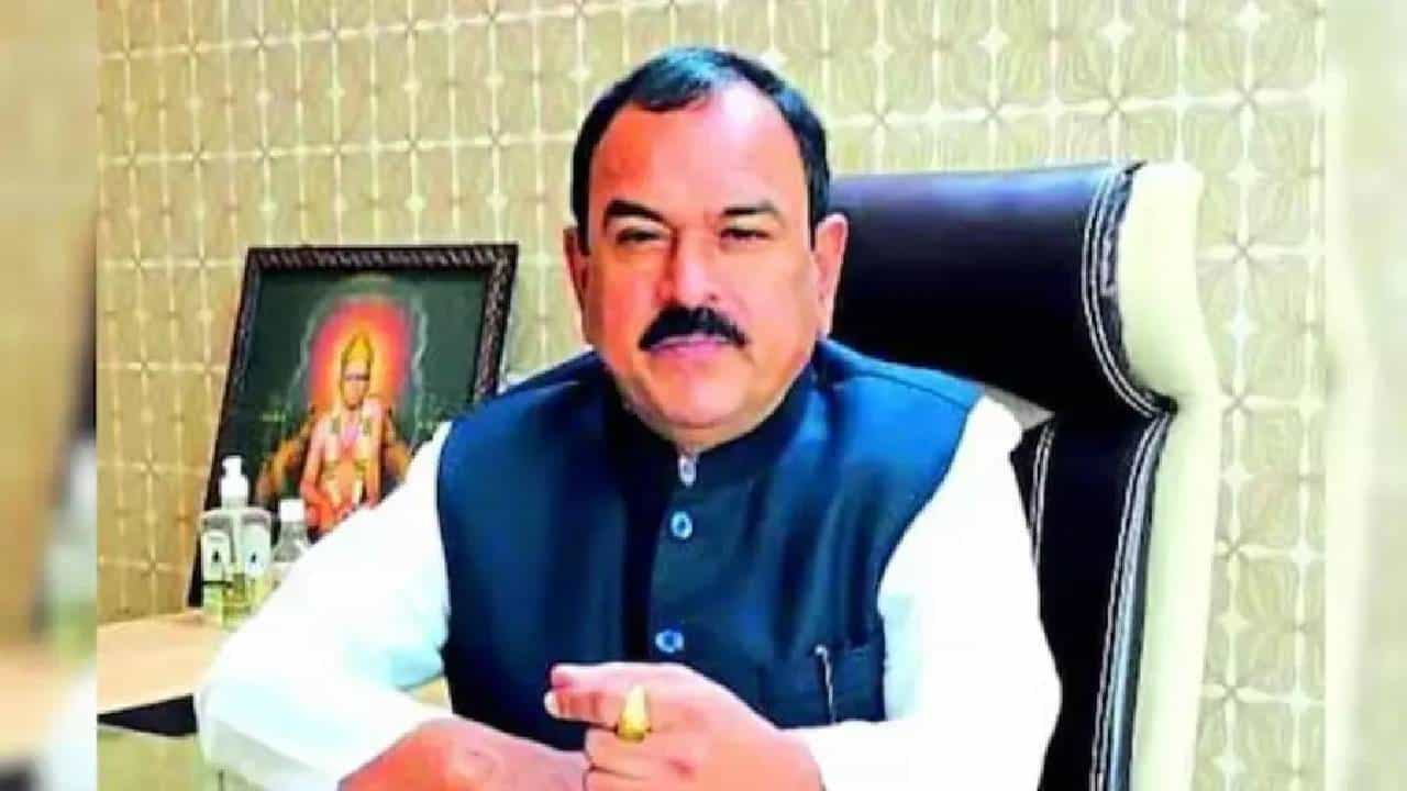 Ashok Kharat Income Tax Raid | भोंदू अशोक खरातचा पाय खोलात, नाशिकमधील घरी आयकर विभागाकडून छापेमारी Ashok Kharat Income Tax Raid | भोंदू अशोक खरातचा पाय खोलात, नाशिकमधील घरी आयकर विभागाकडून छापेमारी