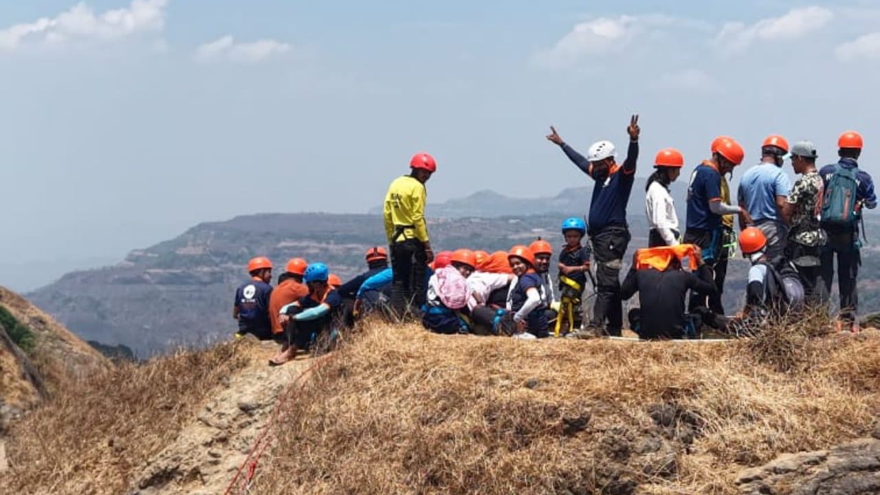  आश्वथ हे अत्यंत अवघड आणि थरारक चढाई अगदी सहजतेने पार केल्याने.वांगणी गावासह राजगड तालुक्यात अभिमानाचे वातावरण निर्माण झाले असून राजगडच्या ह्या चिमुकल्या मावळ्यावर कौतुकाचा वर्षाव होत आहे. पुण्याच्या राजगड तालुक्यातील वांगणी येथील अवघ्या साडे तीन वर्षांच्या आश्वथ विकास फडतरे या चिमुकल्याने सह्याद्री पर्वतरांगांतील कळकराई सुळक्यावर यशस्वी चढाई करत उल्लेखनीय कामगिरी केली आहे.