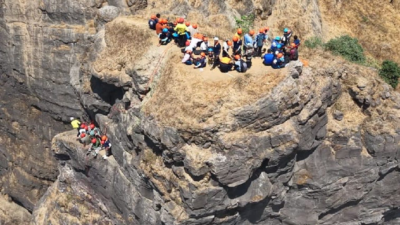 अत्यंत कमी वयात अशी साहसी कामगिरी करणे ही मोठी अभिमानाची बाब मानली जात असून, या धाडसाने सर्वत्र आश्चर्य व्यक्त होत आहे. ही चढाई अनुभवी मार्गदर्शकांच्या देखरेखीखाली आणि आवश्यक सुरक्षा साधनांचा वापर करून पूर्ण करण्यात आली. यामध्ये दोरी, सुरक्षाकवच पट्टा (हार्नेस) आणि संरक्षक टोपी (हेल्मेट) यांचा योग्य वापर करण्यात आला.