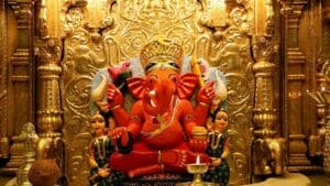 Siddhivinayak Temple | अक्षय तृतीयानिमित्त सिद्धिविनायकमध्ये बाप्पाच्या दागिन्यांच्या लिलाव, भाविकांचा उत्स्फूर्त प्रतिसाद