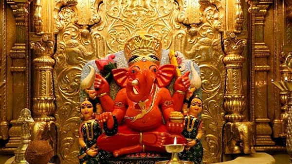 Siddhivinayak Temple | अक्षय तृतीयानिमित्त सिद्धिविनायकमध्ये बाप्पाच्या दागिन्यांच्या लिलाव, भाविकांचा उत्स्फूर्त प्रतिसाद