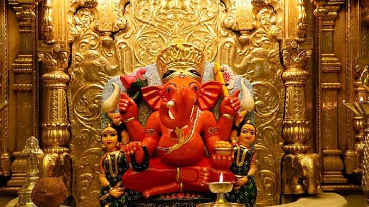 Siddhivinayak Temple | अक्षय तृतीयानिमित्त सिद्धिविनायकमध्ये बाप्पाच्या दागिन्यांच्या लिलाव, भाविकांचा उत्स्फूर्त प्रतिसाद Siddhivinayak Temple | अक्षय तृतीयानिमित्त सिद्धिविनायकमध्ये बाप्पाच्या दागिन्यांच्या लिलाव, भाविकांचा उत्स्फूर्त प्रतिसाद