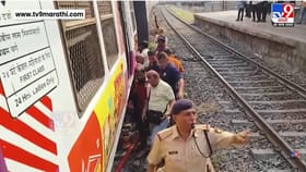 गेल्या ३ तासांपासून प्रयत्न सुरू; मात्र डोंबिवलीजवळ घसरलेली लोकल रुळाव.