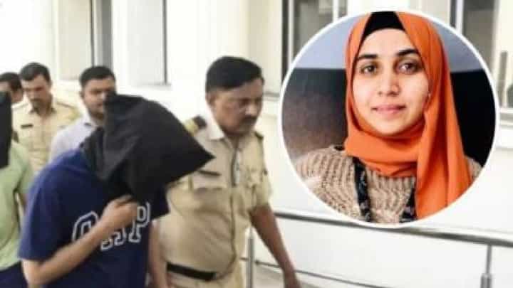 फरार निदा खान अजूनही आरोपींच्या संपर्कात, मोबाईलमधील त्या संशयास्पद फोटोमुळे खळबळ फरार निदा खान अजूनही आरोपींच्या संपर्कात, मोबाईलमधील त्या संशयास्पद फोटोमुळे खळबळ