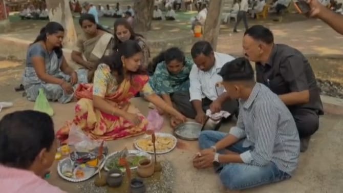 सरपंचाने जीवंतपणीच पार पाडला दशक्रिया विधी, अन् पिंडाला कावळाही शिवला