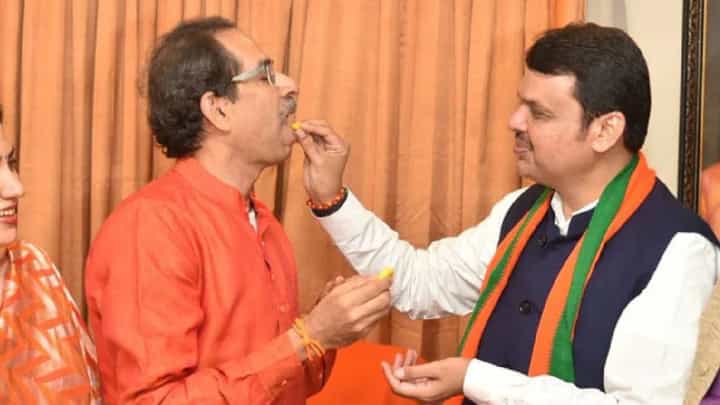 मोठी बातमी! राज्याच्या राजकारणात मोठ्या घडामोडी घडणार? उद्धव ठाकरेंनी मध्यरात्री घेतली देवेंद्र फडणवीसांची गुप्त भेट; काय घडतंय? मोठी बातमी! राज्याच्या राजकारणात मोठ्या घडामोडी घडणार? उद्धव ठाकरेंनी मध्यरात्री घेतली देवेंद्र फडणवीसांची गुप्त भेट; काय घडतंय?