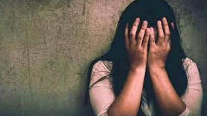 Amravati | अमरावतीत पुन्हा भयंकर घडलं, अज्ञात मुलगा लेकीला वाईट नजरेने पाहतो म्हणून पालकांनीच केलं डोकं चक्रावणारं कृत्य Amravati | अमरावतीत पुन्हा भयंकर घडलं, अज्ञात मुलगा लेकीला वाईट नजरेने पाहतो म्हणून पालकांनीच केलं डोकं चक्रावणारं कृत्य