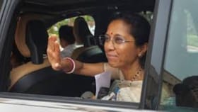मोठी बातमी! सुप्रिया सुळे उद्धव ठाकरेंच्या भेटीसाठी 'मातोश्री'वर दाखल,.