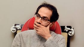 ठाकरे गटाला पुन्हा मोठा धक्का, खासदार उद्धव ठाकरेंची साथ सोडणार? राजका