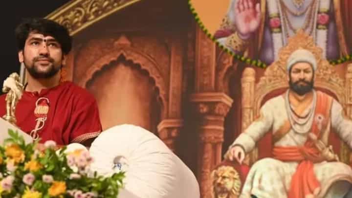भारतात लव्ह जिहाद... शिवरायांबाबतच्या वादग्रस्त वक्तव्यानंतर धीरेंद्र शास्त्रींचं आणखी एक वक्तव्य चर्चेत भारतात लव्ह जिहाद... शिवरायांबाबतच्या वादग्रस्त वक्तव्यानंतर धीरेंद्र शास्त्रींचं आणखी एक वक्तव्य चर्चेत