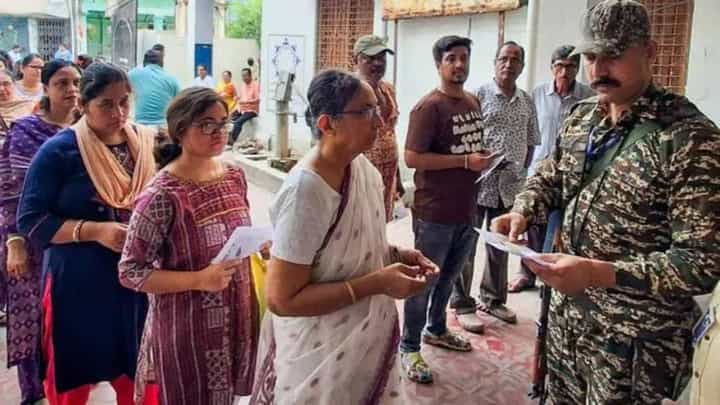 West Bengal Election | निवडणूक आयोगाचा मोठा निर्णय! पश्चिम बंगालमध्ये मतदान केंद्रावरील CCTV बंद पडल्यास... West Bengal Election | निवडणूक आयोगाचा मोठा निर्णय! पश्चिम बंगालमध्ये मतदान केंद्रावरील CCTV बंद पडल्यास...