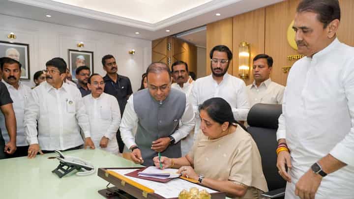 NCP | सस्पेन्स संपला! राष्ट्रवादीकडून झिशान सिद्धीकी यांच्या नावावर शिक्कामोर्तब, चर्चांना पूर्णविराम NCP | सस्पेन्स संपला! राष्ट्रवादीकडून झिशान सिद्धीकी यांच्या नावावर शिक्कामोर्तब, चर्चांना पूर्णविराम
