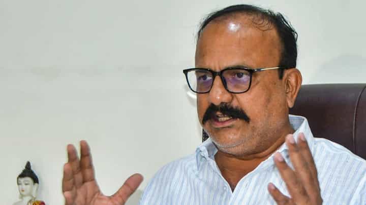 मोठी बातमी! महाविकास आघाडीत ट्विस्ट; आगे, आगे देखो होता है क्या म्हणत काँग्रेसची सूचक भूमिका काय? मोठी बातमी! महाविकास आघाडीत ट्विस्ट; आगे, आगे देखो होता है क्या म्हणत काँग्रेसची सूचक भूमिका काय?