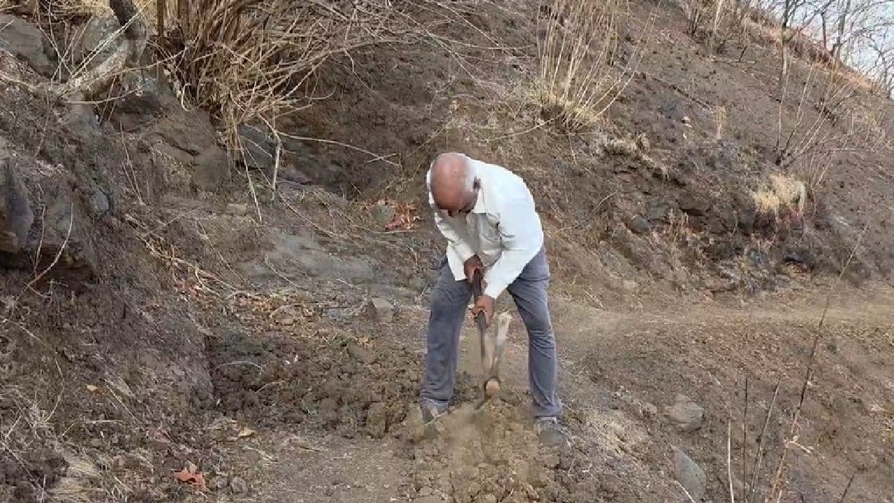 अनोखा ‘दशरथ मांझी’; ६७ वर्षांच्या नानांनी एकट्याने डोंगर फोडून बनवला रस्ता