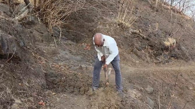 'दशरथ मांझी'; ६७ वर्षांच्या नानांनी एकट्याने डोंगर फोडून बनवला रस्ता