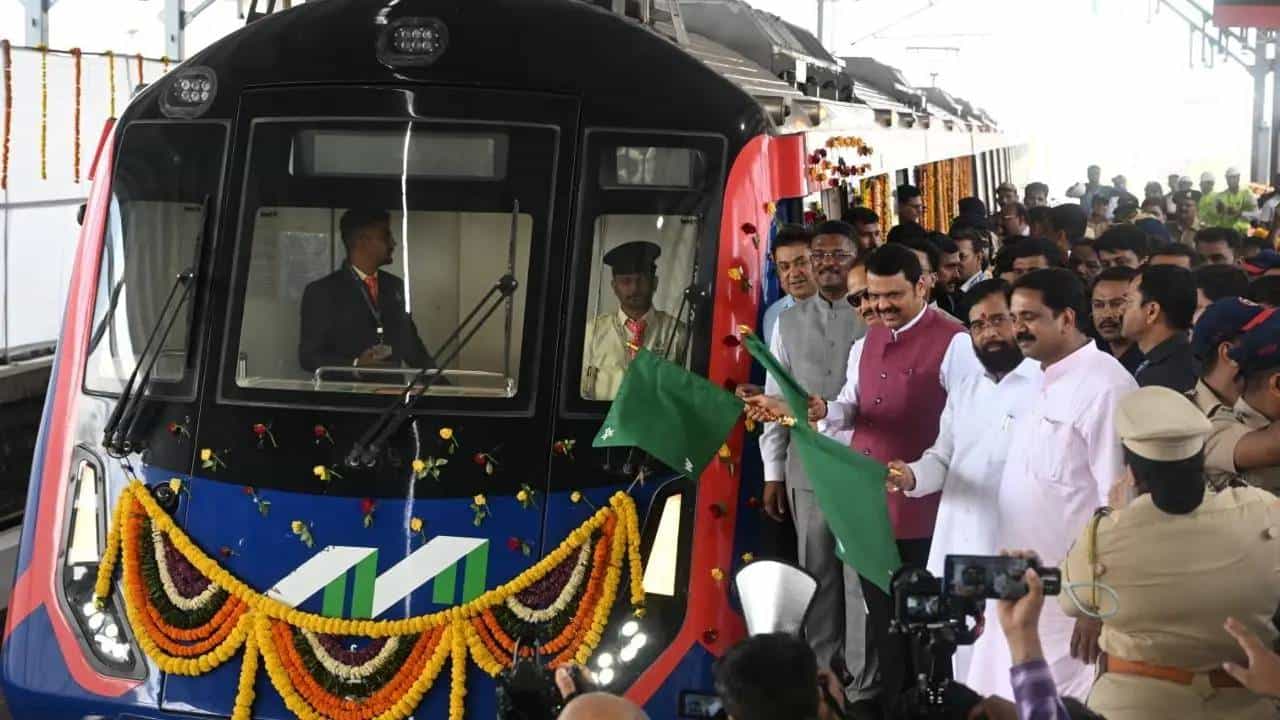 मुंबई मेट्रोची नववी मार्गिका आजपासून प्रवाशांच्या सेवेत, CM फडणवीसांनी दाखवला हिरवा झेंडा