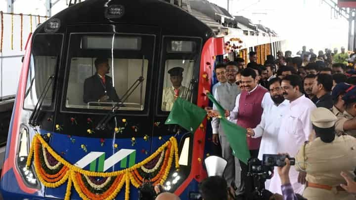 मुंबई मेट्रोची नववी मार्गिका आजपासून प्रवाशांच्या सेवेत, CM फडणवीसांनी दाखवला हिरवा झेंडा मुंबई मेट्रोची नववी मार्गिका आजपासून प्रवाशांच्या सेवेत, CM फडणवीसांनी दाखवला हिरवा झेंडा