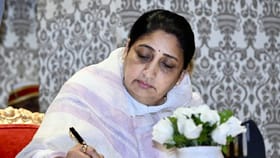 'सुनेत्रा पवारांना चाकणकरांकडून धोका असल्याची तक्रार' मुख्यमंत्री म्हण.