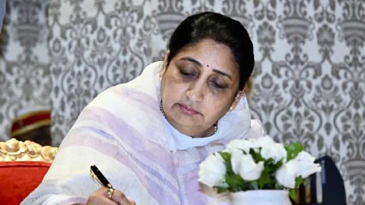 Sunetra Pawar | 'सुनेत्रा पवारांना चाकणकरांकडून धोका असल्याची तक्रार' मुख्यमंत्री म्हणाले... Sunetra Pawar | 'सुनेत्रा पवारांना चाकणकरांकडून धोका असल्याची तक्रार' मुख्यमंत्री म्हणाले...