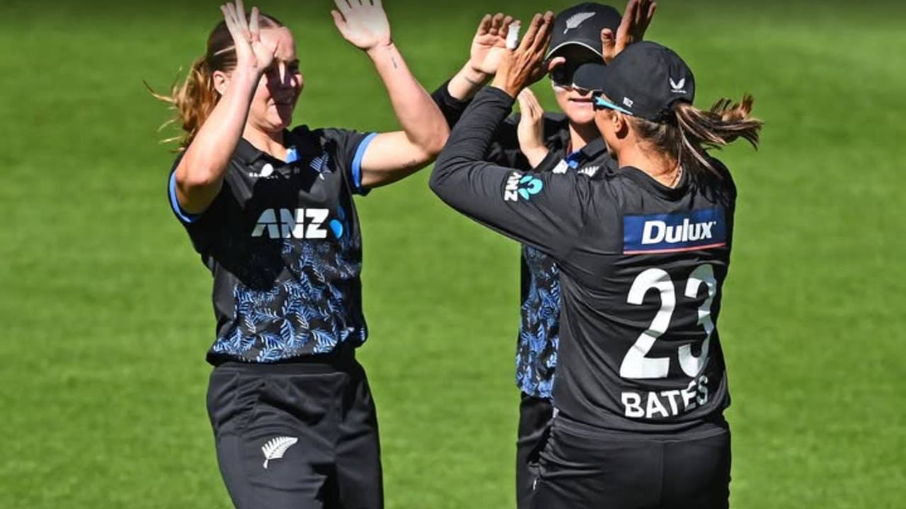 वुमन्स टी20 वर्ल्डकप स्पर्धेसाठी न्यूजीलंडचा संघ : अमेलिया केर (कर्णधार), सूजी बेट्स, सोफी डिव्हाइन, फ्लोरा डिवोनशर, इजी गेज, मॅडी ग्रीन, ब्रूक हालीडे, ब्री इलिंग, पोली इंग्लिस, जेस केर, रोजमॅरी मायर, नेन्सी पटेल, जॉर्जिया प्लीमर, इजी शार्प, ली ताहुहू. (Photo: WHITE FERNS Twitter)