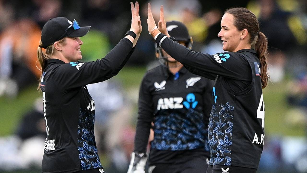 गतविजेत्या न्यूझीलंडच्या 15 सदस्यीय संघत सहभागी असलेल्या सोफी डिव्हाईन आणि ली ताहुहूसाठी हा शेवटचा वर्ल्डकप असणार आहे. या दोघांनी टी20 वर्ल्डकपनंतर निवृत्ती घेणार असल्याचं आधीच घोषित केलं आहे.  (Photo: WHITE FERNS Twitter)